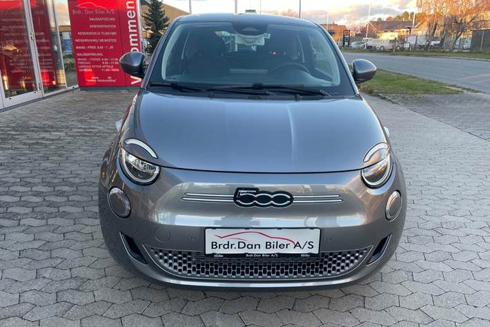 Grå Fiat 500e fra 2023