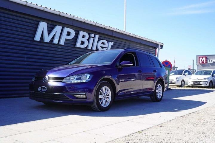 Blå VW Golf VII fra 2020 set udefra
