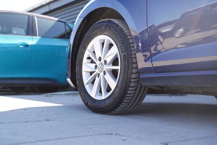 Blå VW Golf VII fra 2020
