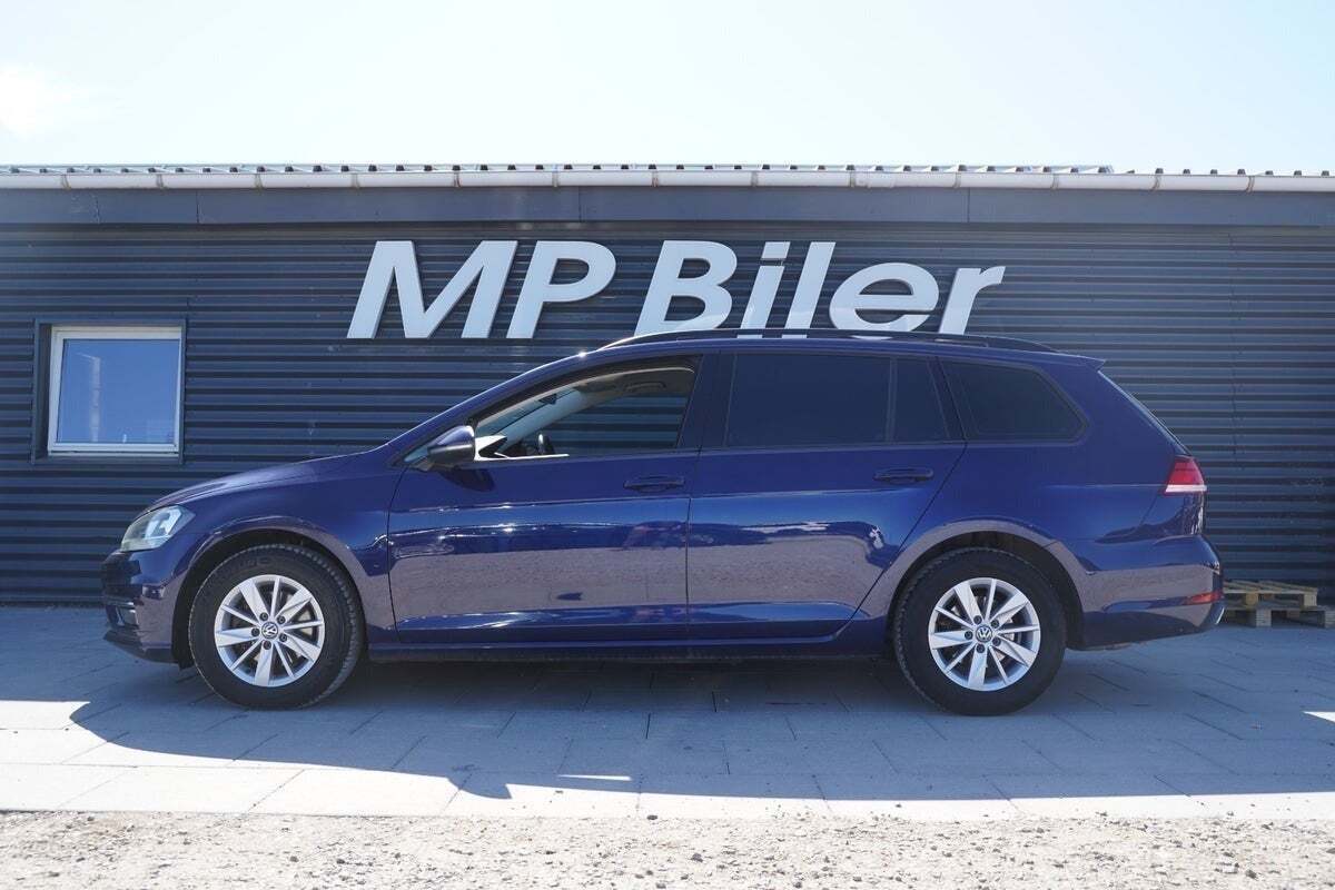 Blå VW Golf VII fra 2020