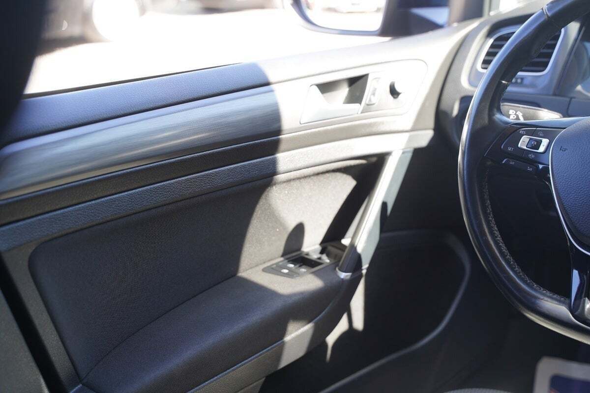 Blå VW Golf VII fra 2020