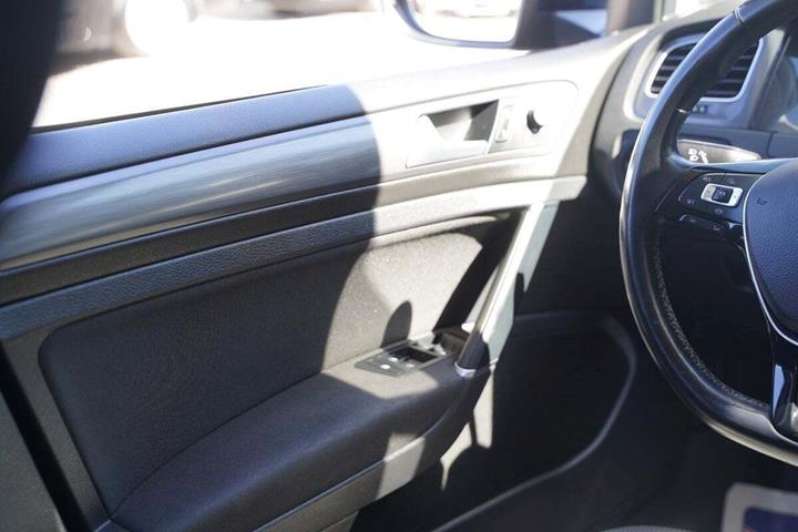 Blå VW Golf VII fra 2020