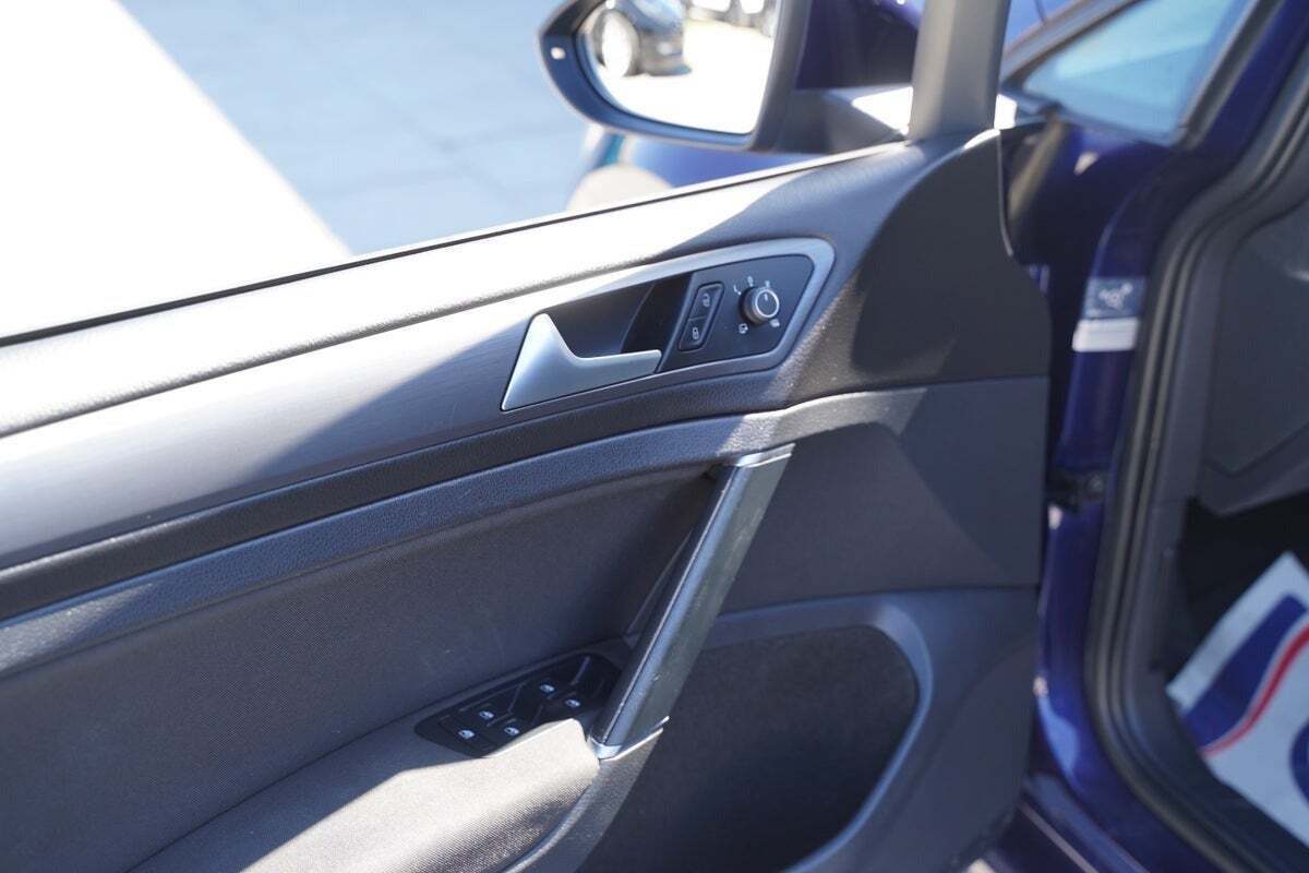 Blå VW Golf VII fra 2020