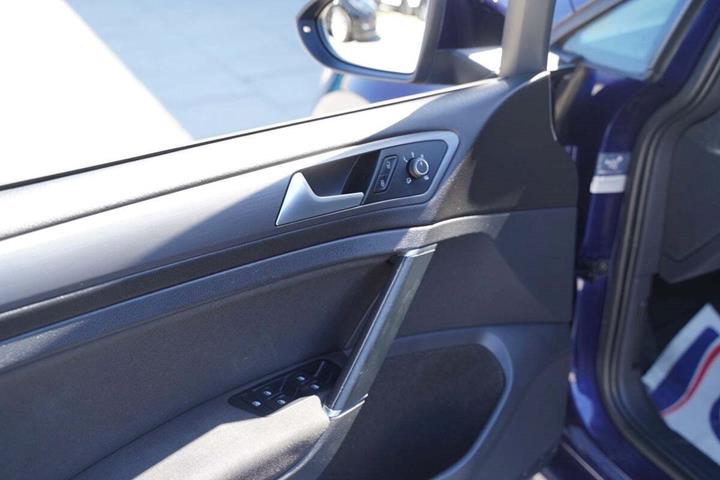 Blå VW Golf VII fra 2020