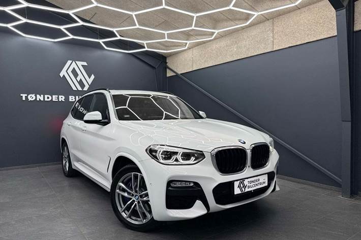 Blå BMW X3 fra 2018 set udefra