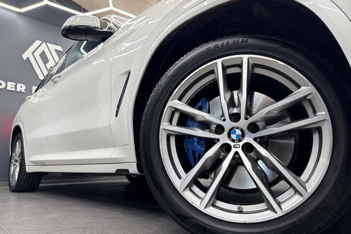 Blå BMW X3 fra 2018 set udefra