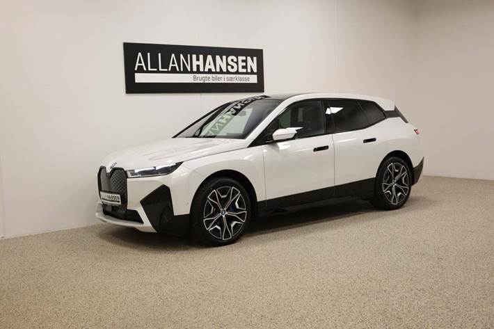 Hvid BMW iX fra 2022 set udefra