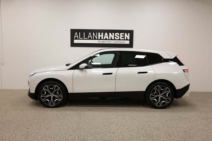 Hvid BMW iX fra 2022