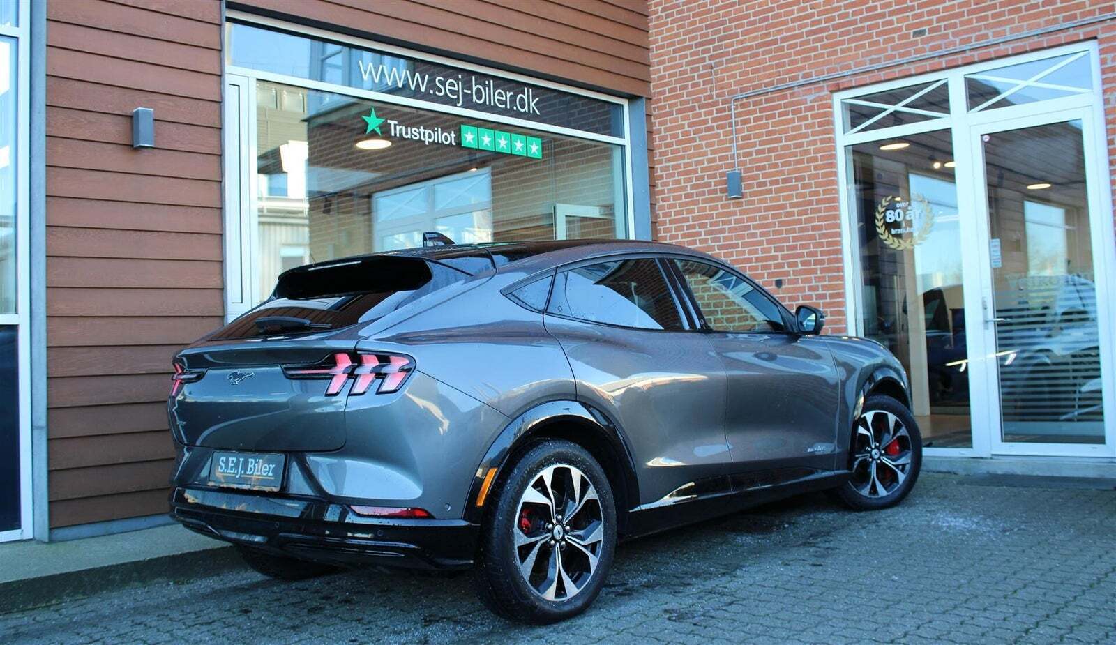 Grå Ford Mustang Mach-E fra 2023