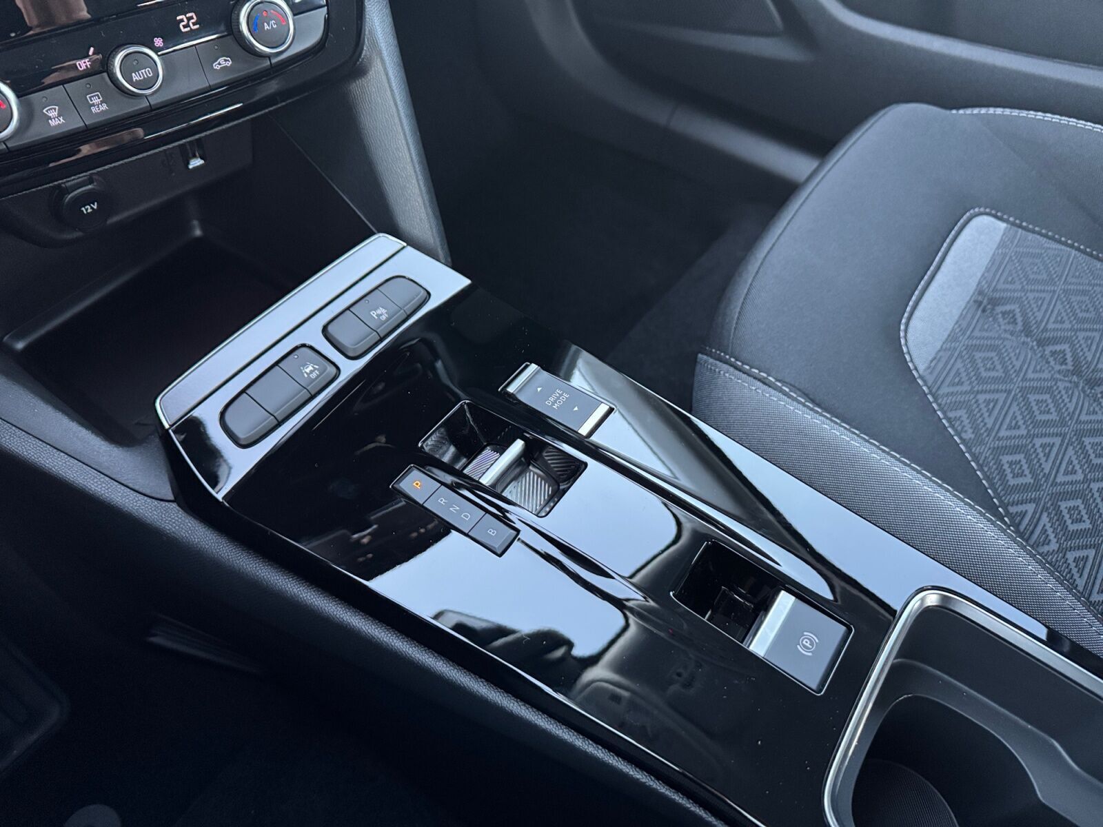 Blå Opel Mokka-e fra 2023