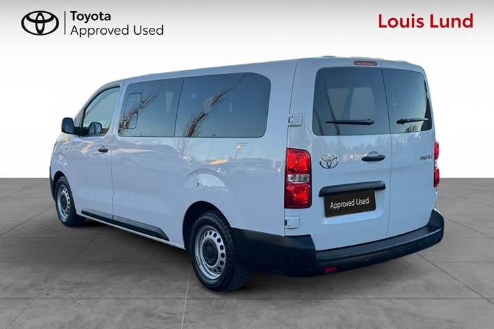 Hvid Toyota Proace Verso fra 2024 set udefra