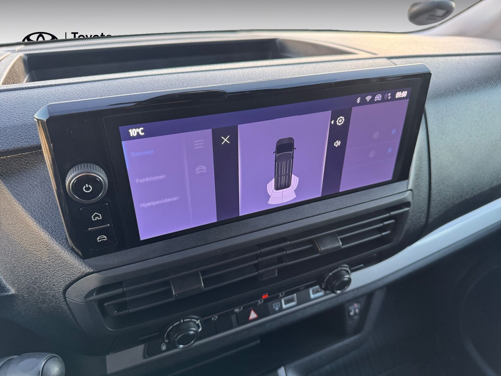 Hvid Toyota Proace Verso fra 2024 set indefra