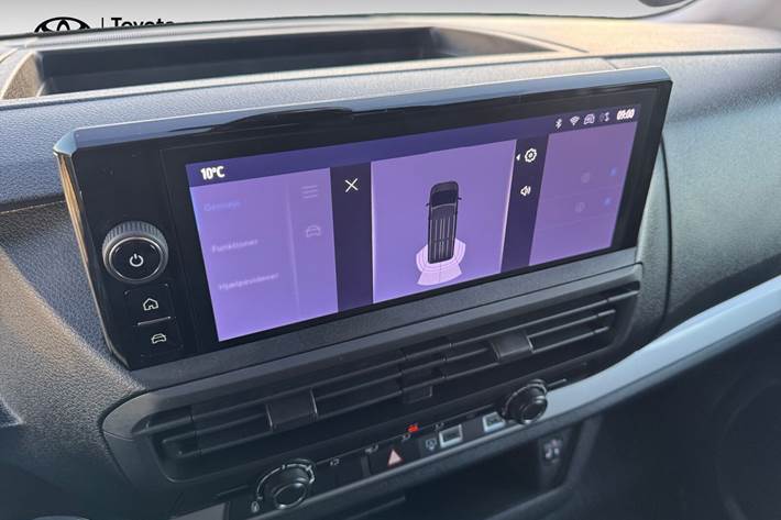 Hvid Toyota Proace Verso fra 2024 set indefra