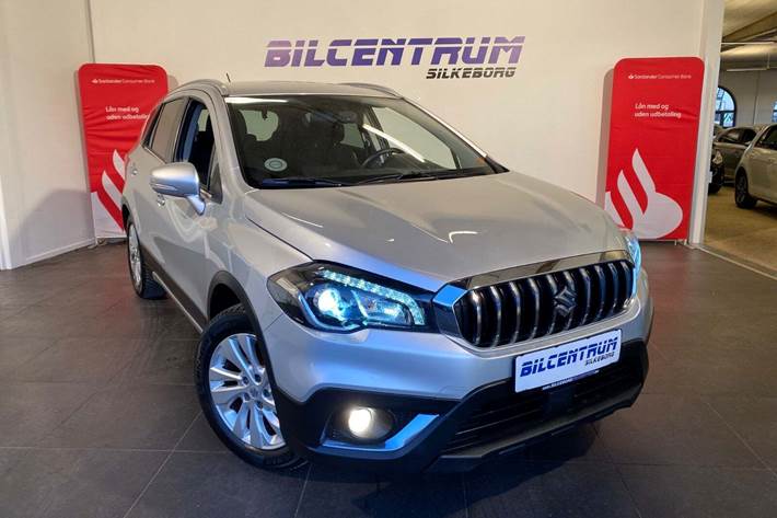 Sølv Suzuki S-Cross fra 2016 set udefra