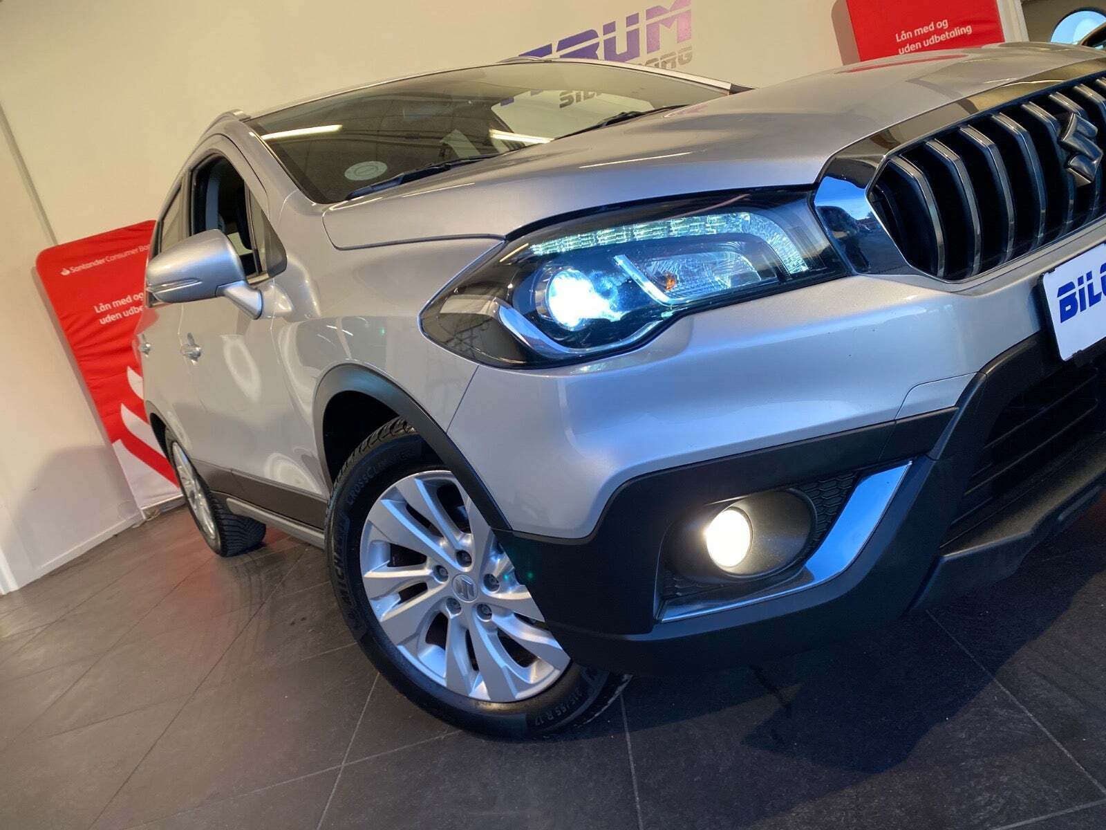 Sølv Suzuki S-Cross fra 2016