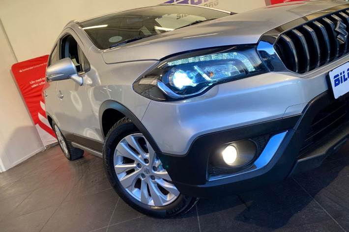 Sølv Suzuki S-Cross fra 2016