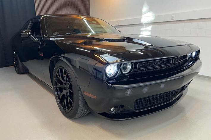 Sort Dodge Challenger fra 2015
