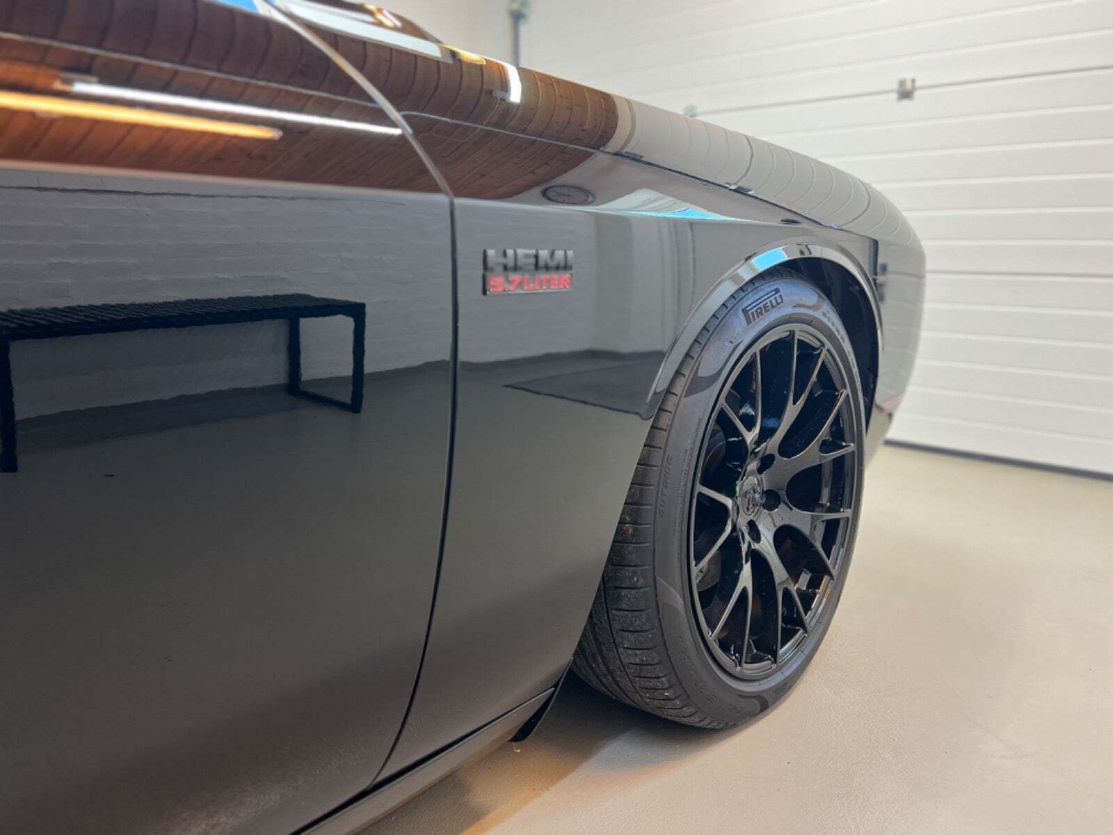 Sort Dodge Challenger fra 2015