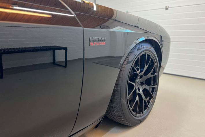 Sort Dodge Challenger fra 2015