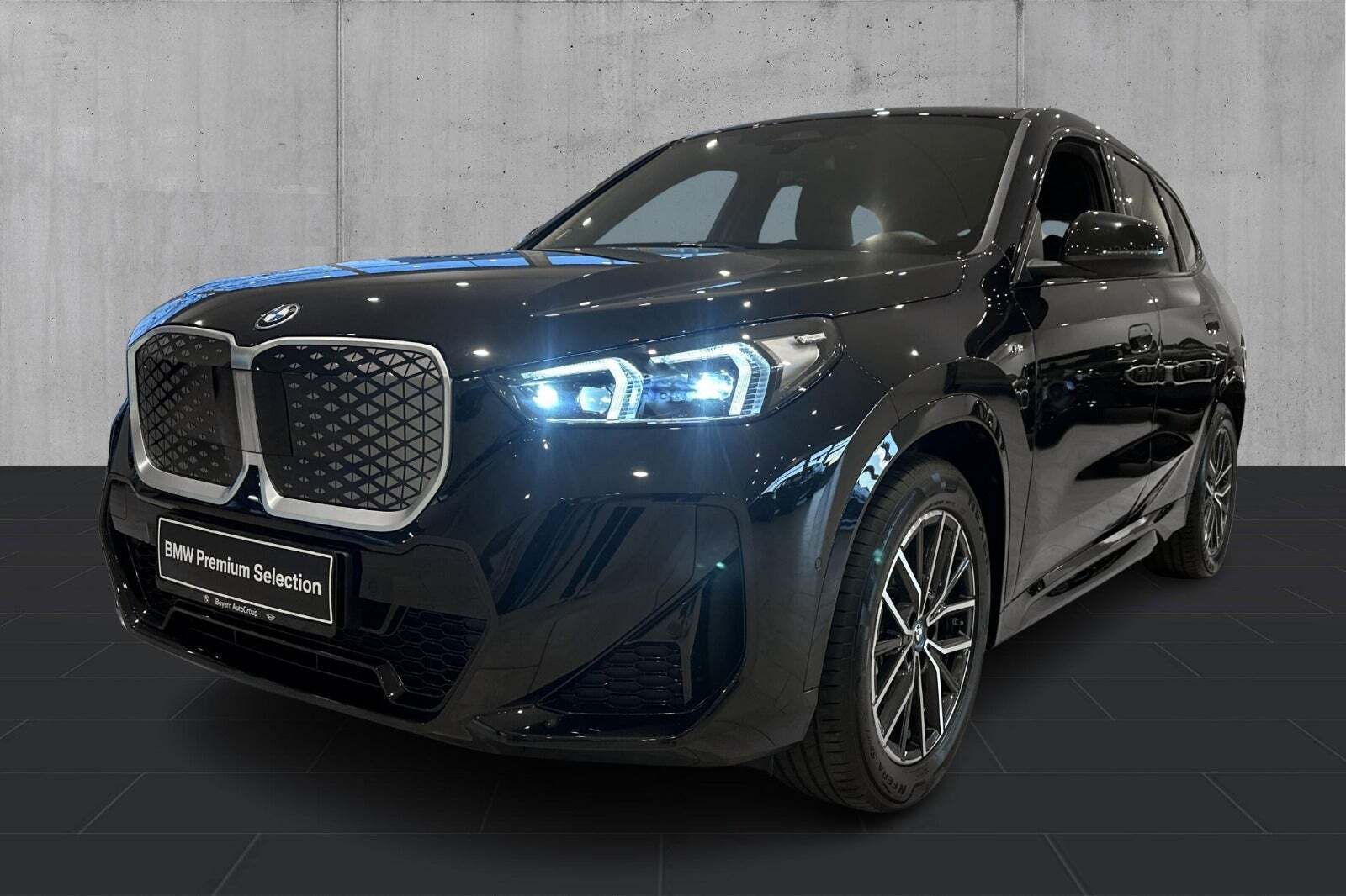 Sort BMW iX1 fra 2025 set udefra