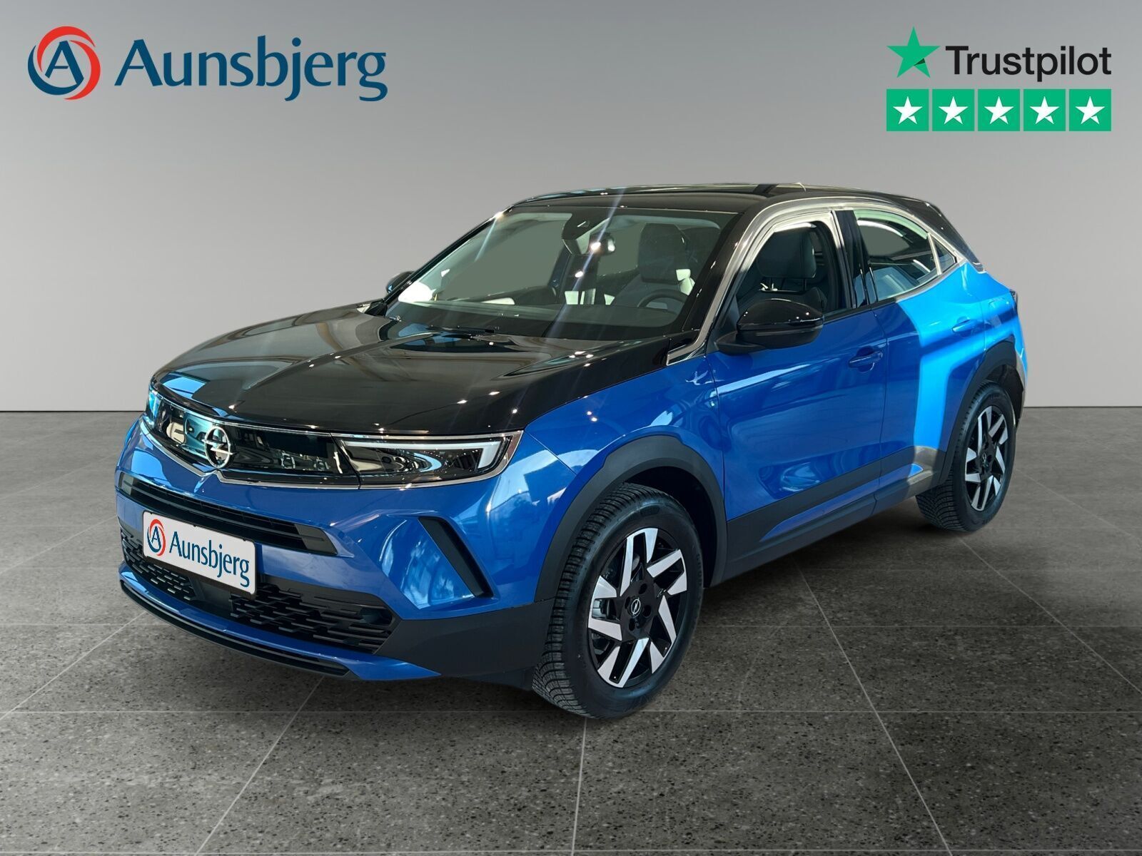 Blå Opel Mokka-e fra 2024 set udefra