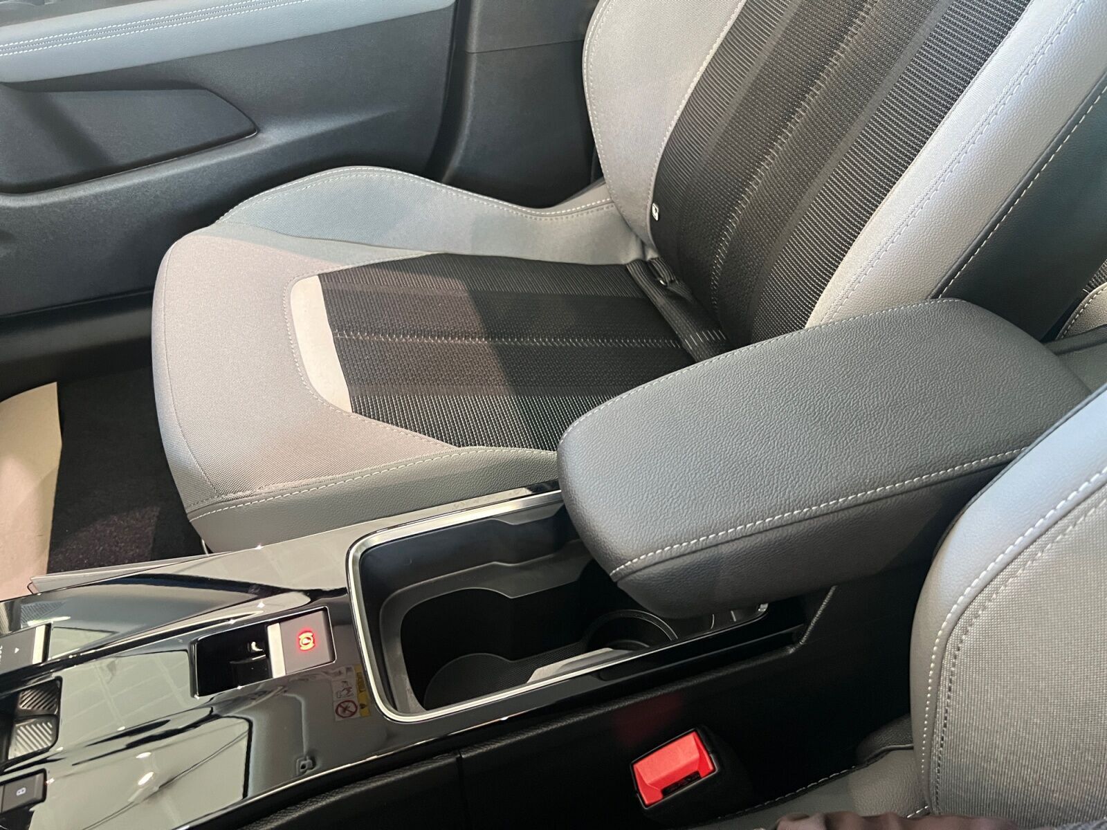 Blå Opel Mokka-e fra 2024