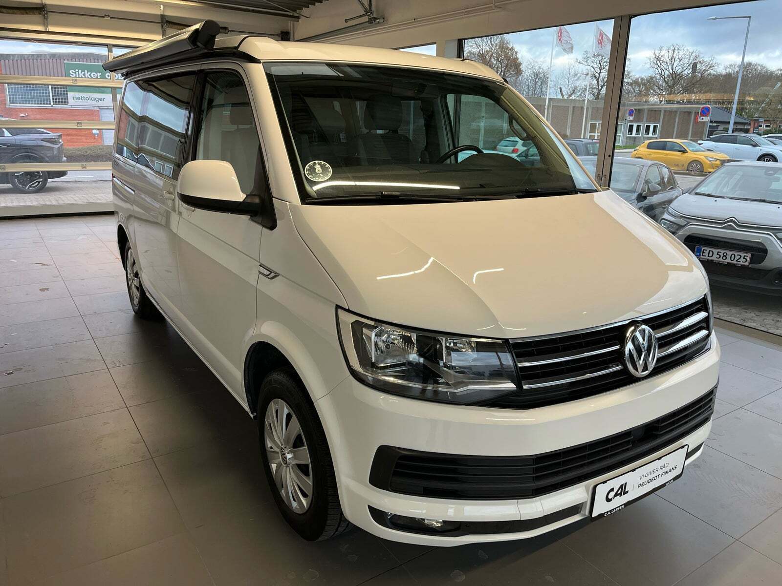 Hvid VW California fra 2018 set udefra