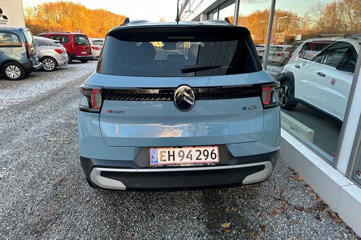 Blå Citroën e-C3 Aircross fra 2025 set udefra