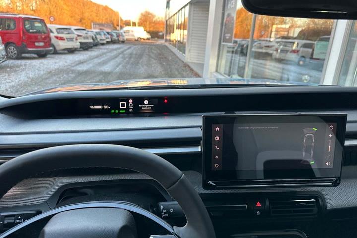 Blå Citroën e-C3 Aircross fra 2025 set indefra