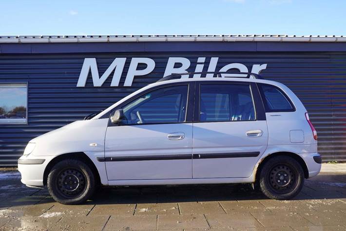 Sølv Hyundai Matrix fra 2006 set udefra