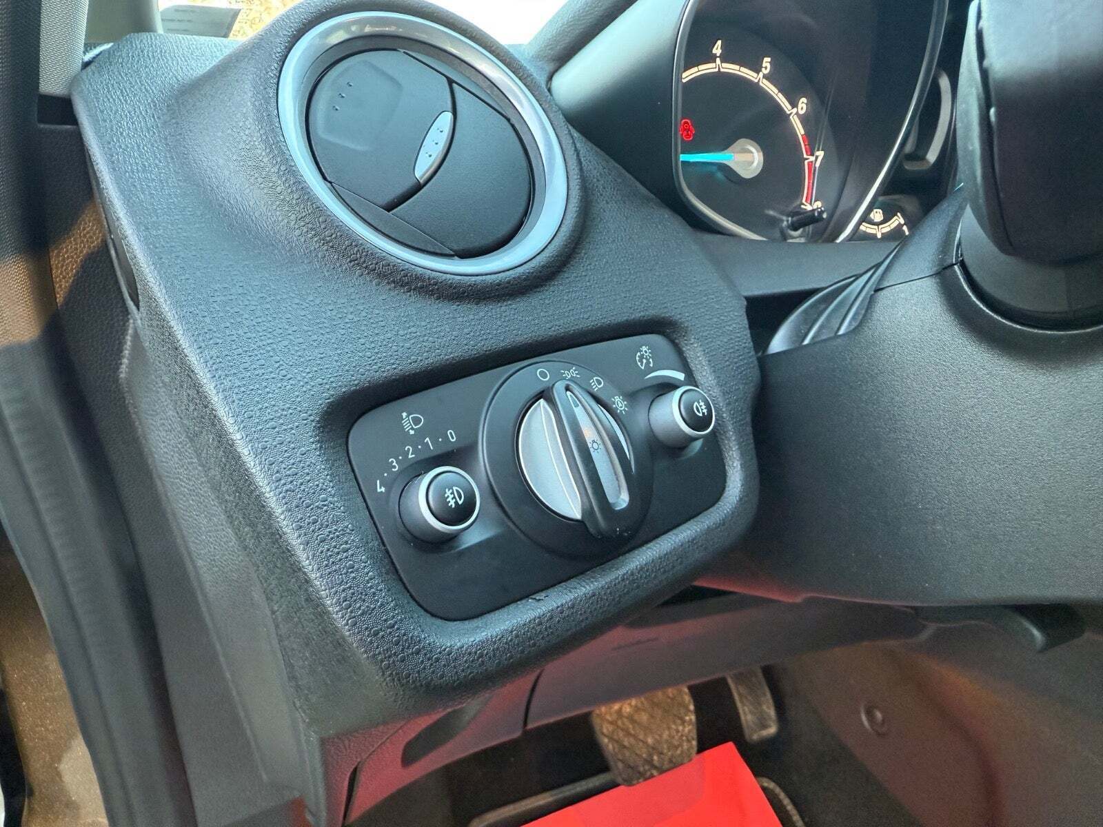 Grå Ford Fiesta fra 2015