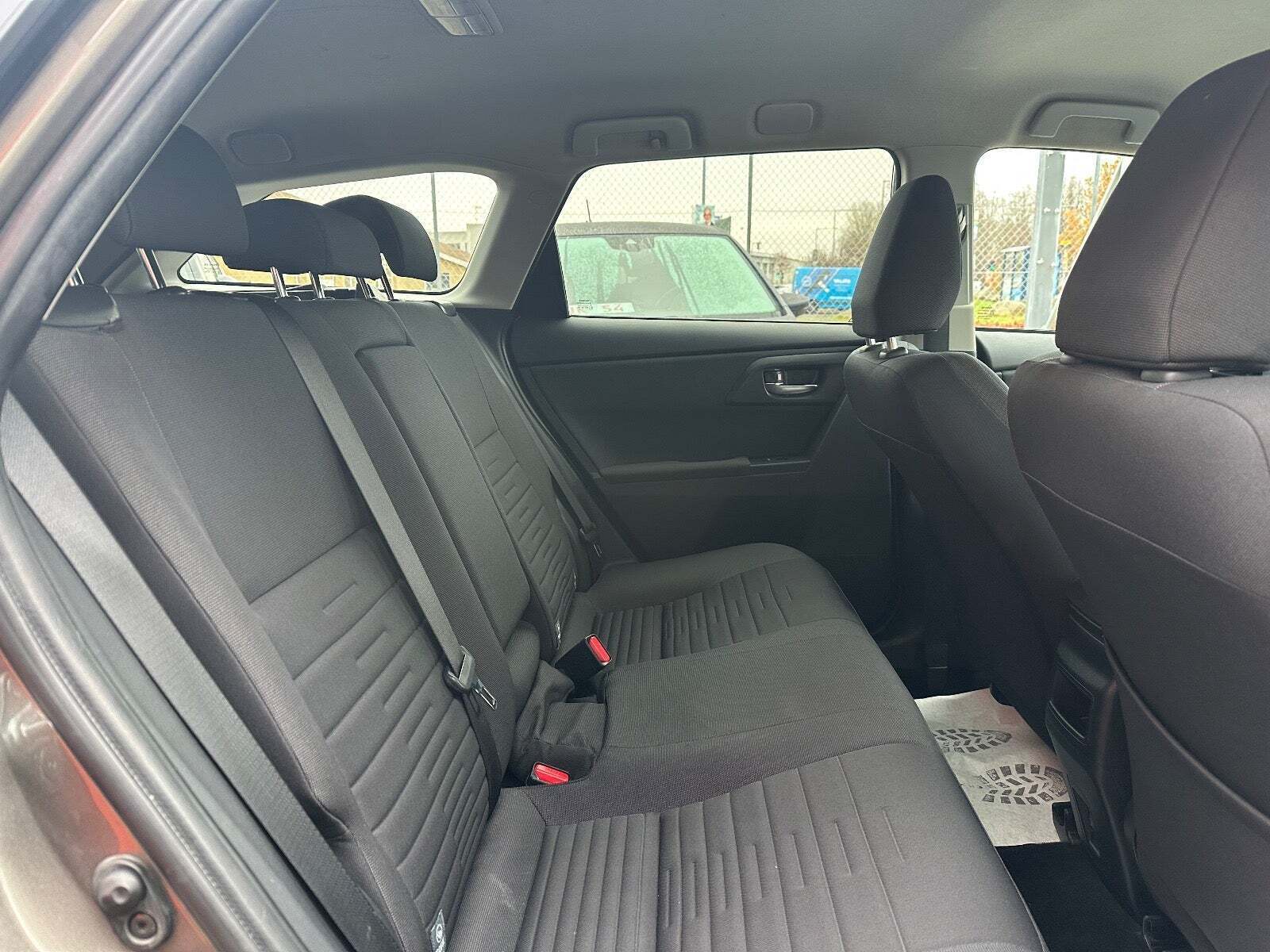 Grå Toyota Auris fra 2015