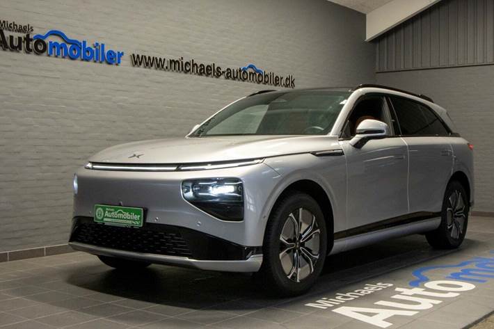 Sølv Xpeng G9 fra 2023 set udefra