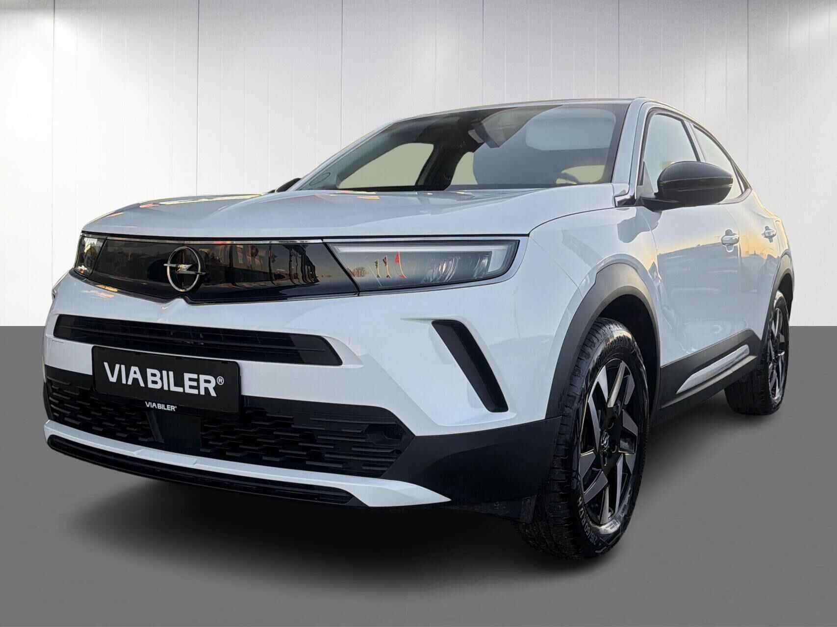 Hvid Opel Mokka-e fra 2024 set udefra