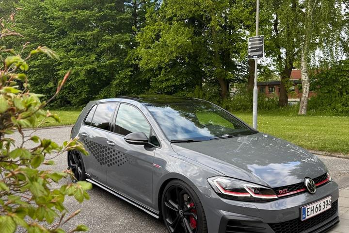 Grå VW Golf fra 2019