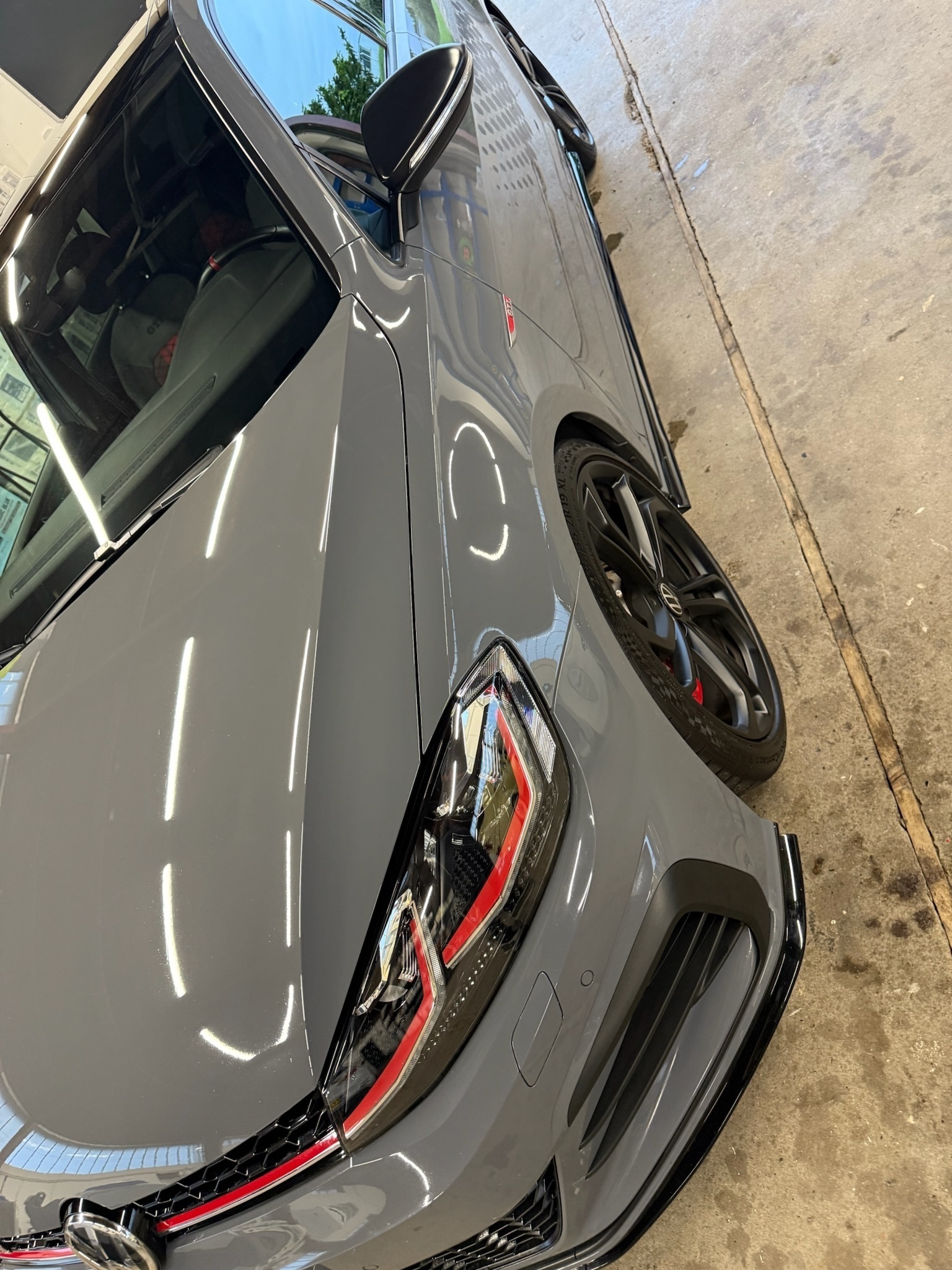 Grå VW Golf fra 2019