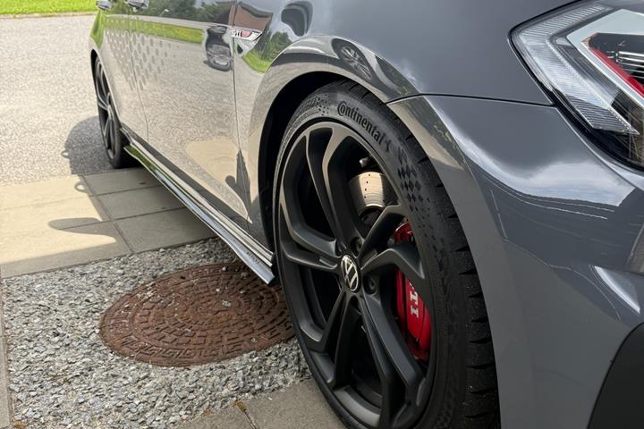 Grå VW Golf fra 2019