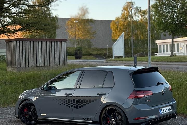Grå VW Golf fra 2019