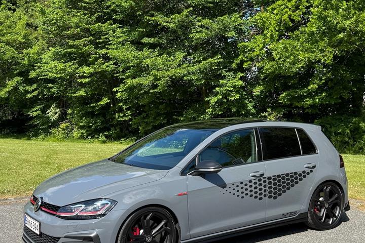 Grå VW Golf fra 2019