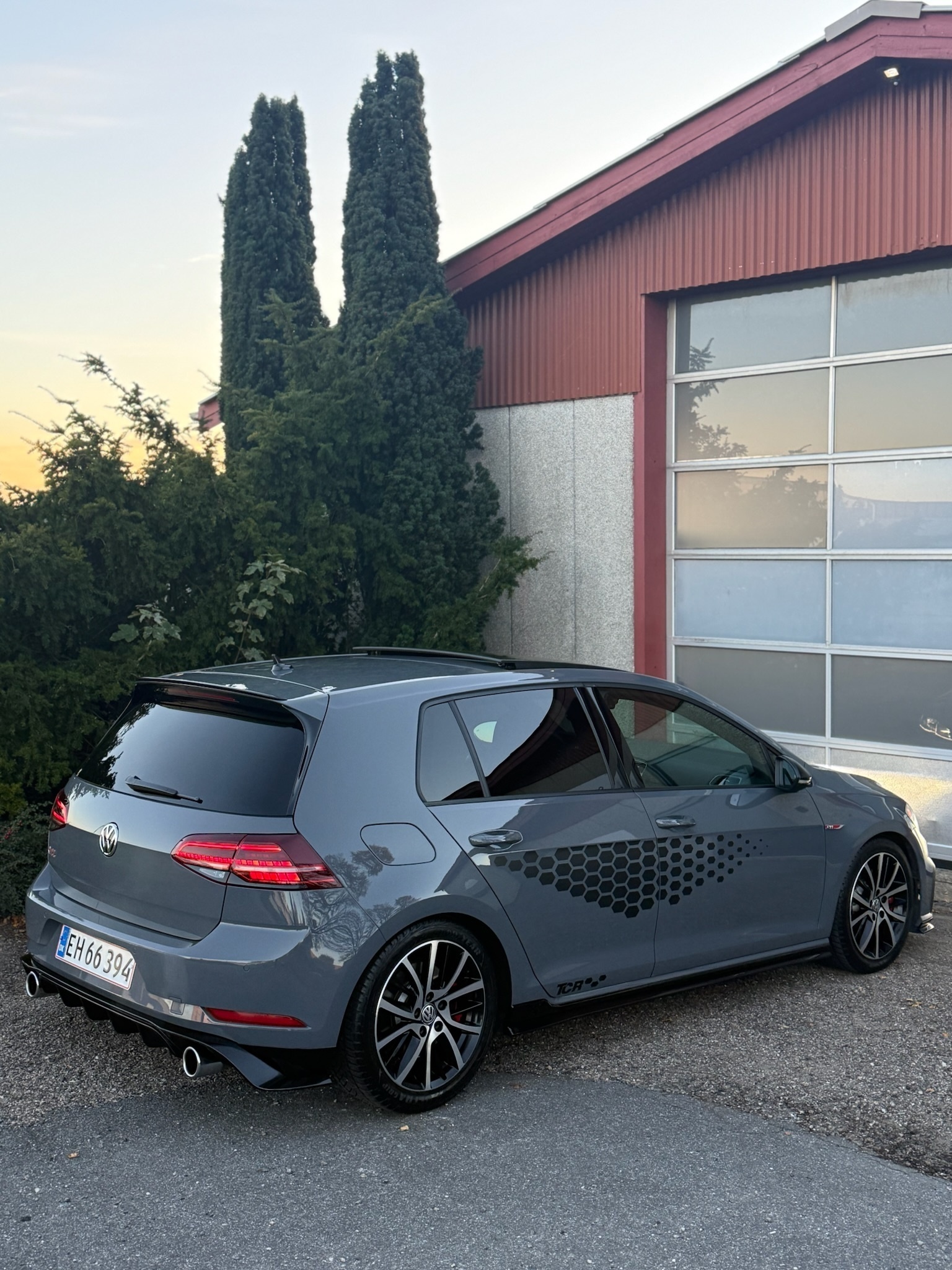 Grå VW Golf fra 2019