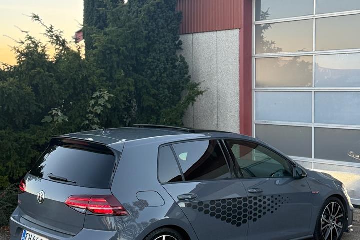 Grå VW Golf fra 2019