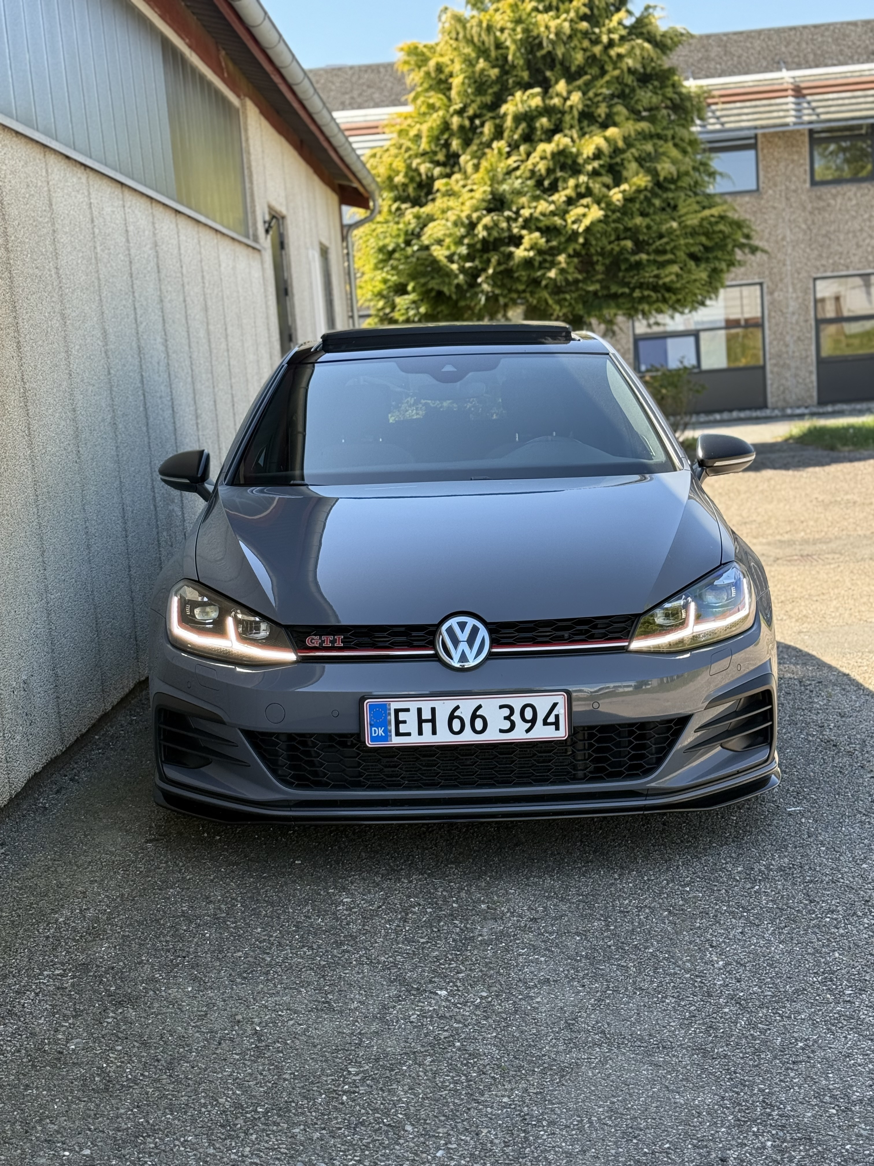 Grå VW Golf fra 2019