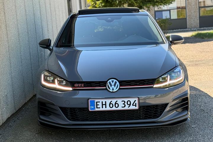 Grå VW Golf fra 2019