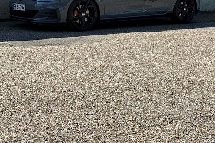 Grå VW Golf fra 2019