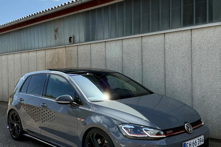 Grå VW Golf fra 2019