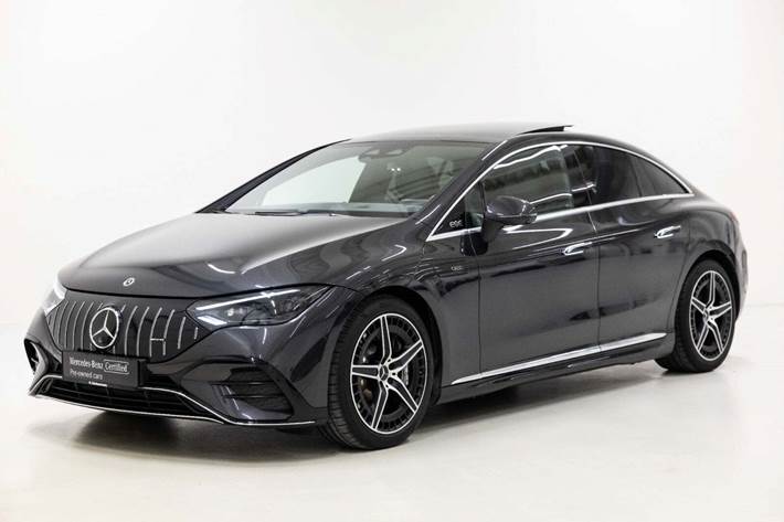 Grå Mercedes EQE43 fra 2022 set udefra