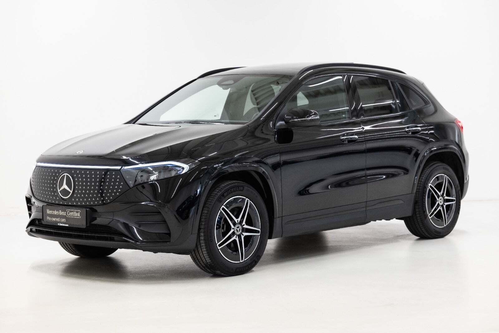 Sort Mercedes EQA250+ fra 2025 set udefra