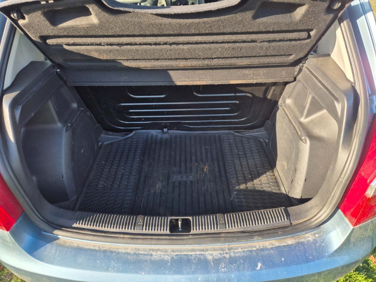 Blå Skoda Fabia fra 2008