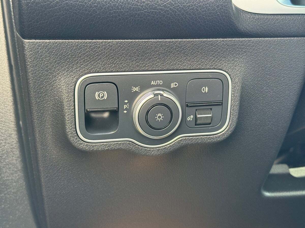 Grå Mercedes EQB300 fra 2023