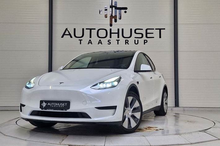 Hvid Tesla Model Y fra 2022 set udefra